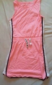 Robe rose tenniswoman