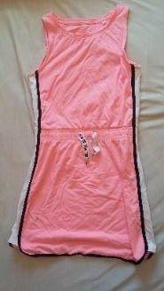 Robe rose tenniswoman