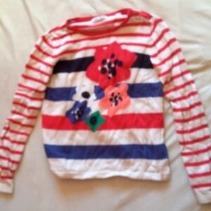 Pull rayé avec fleurs